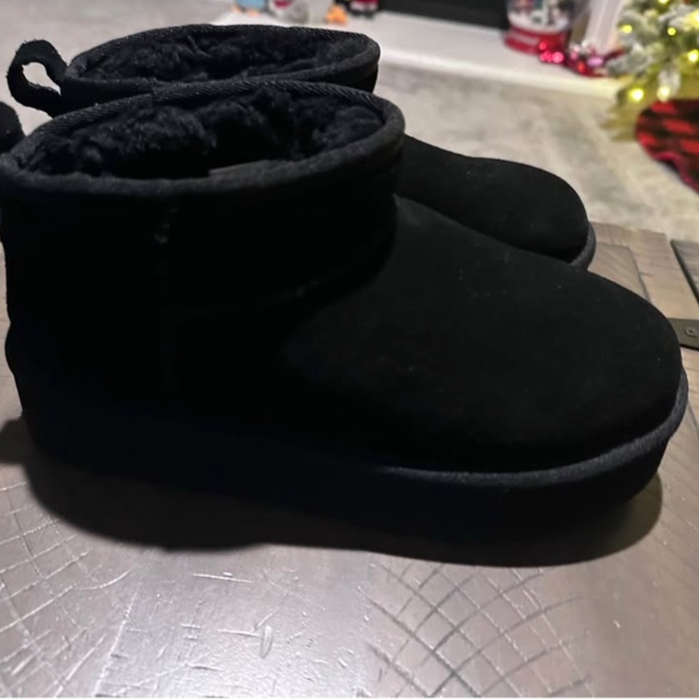 UGG Classic Ultra Mini Platform Boot
Black (big girl size 5)
